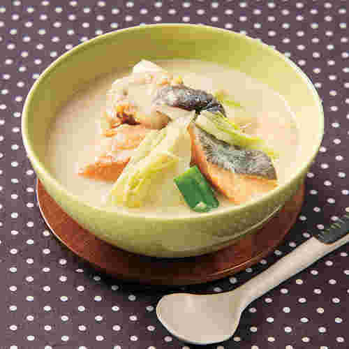 白菜と鮭が入った豆乳仕立てのシチュー