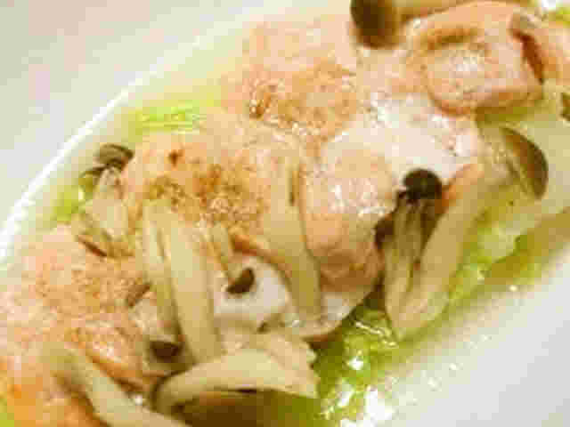 蒸した白菜と鮭にポン酢をかけた料理