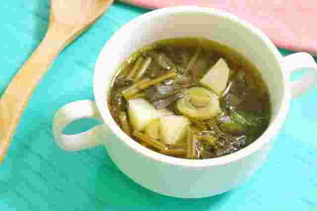 白い器に盛られたほうれん草のスープ