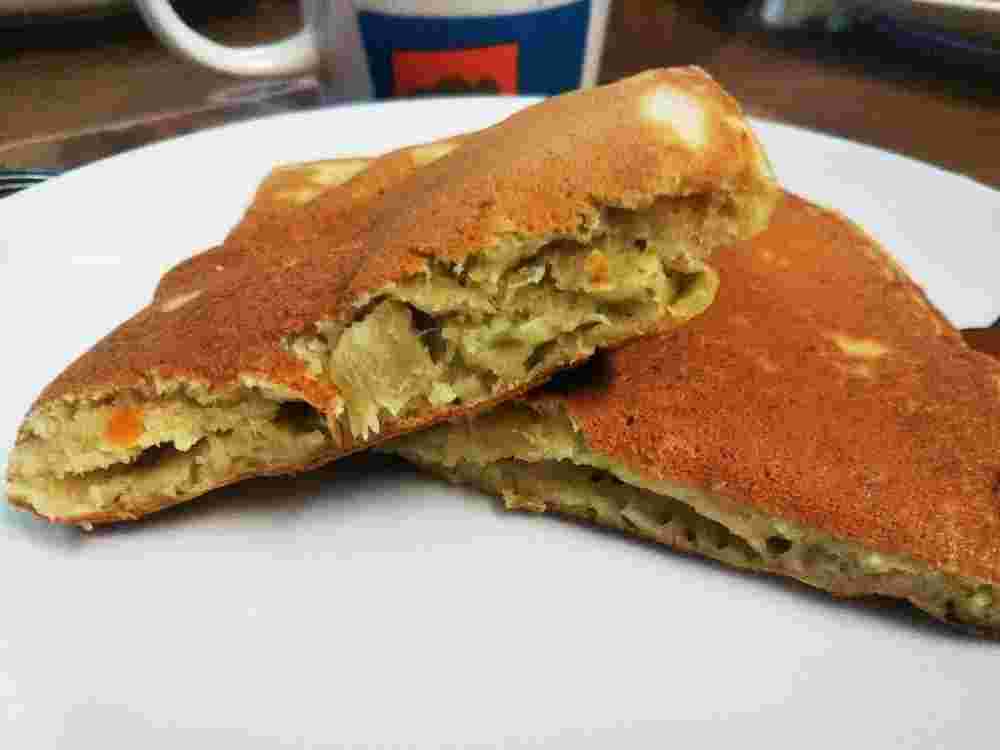 肉じゃがと卵を使ったホットケーキ