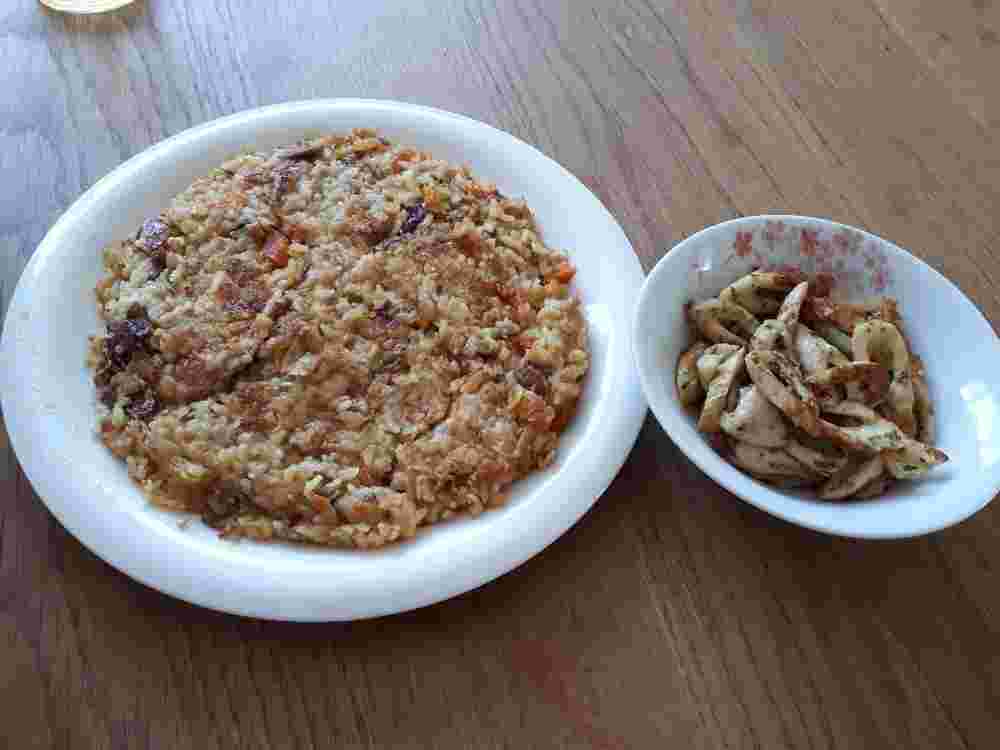 肉じゃがと卵を使ったライスピザ