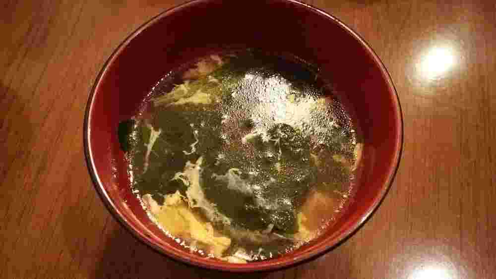 漆のお椀に入ったほうれん草と卵の中華風スープ