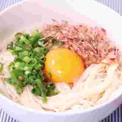 かつおぶしと青ねぎがたっぷり入った釜玉そうめん