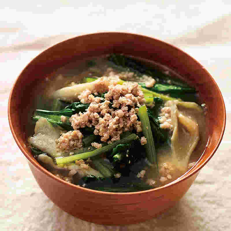ひき肉を使った小松菜と舞茸の味噌汁