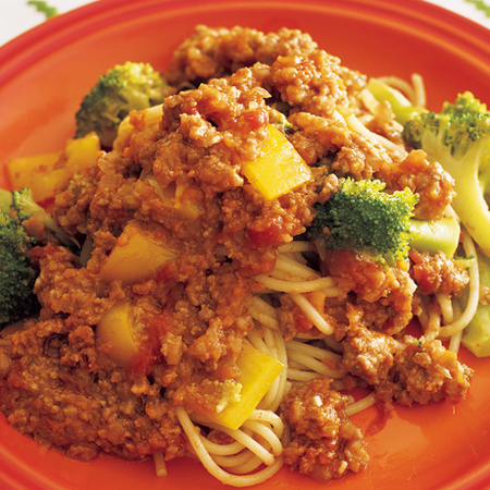 ひき肉やパプリカで作る彩り野菜のミートソースパスタ