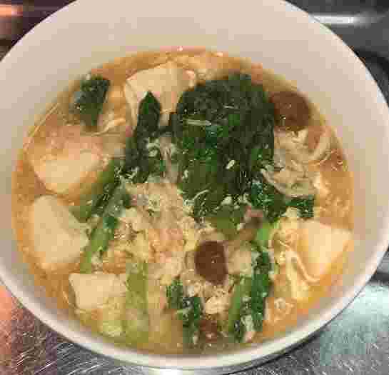 乾燥湯葉と卵と押し麦のピリ辛スープ