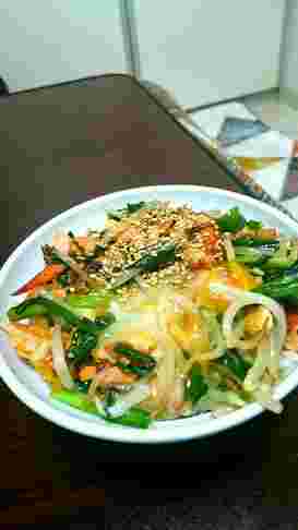 鮭のもやしのニラ玉丼