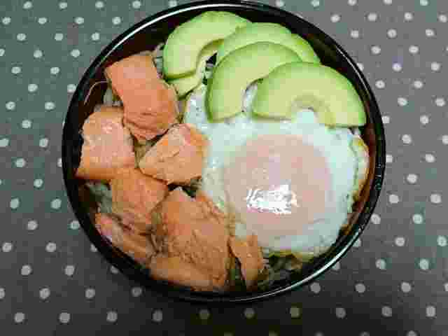 鮭ともやしのアボカド丼