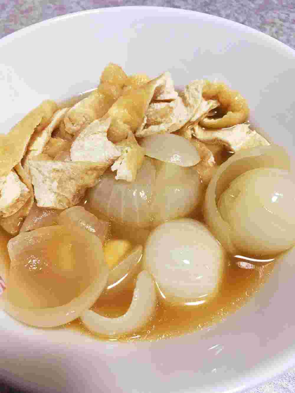 玉ねぎと油揚げを使った中華風スープ