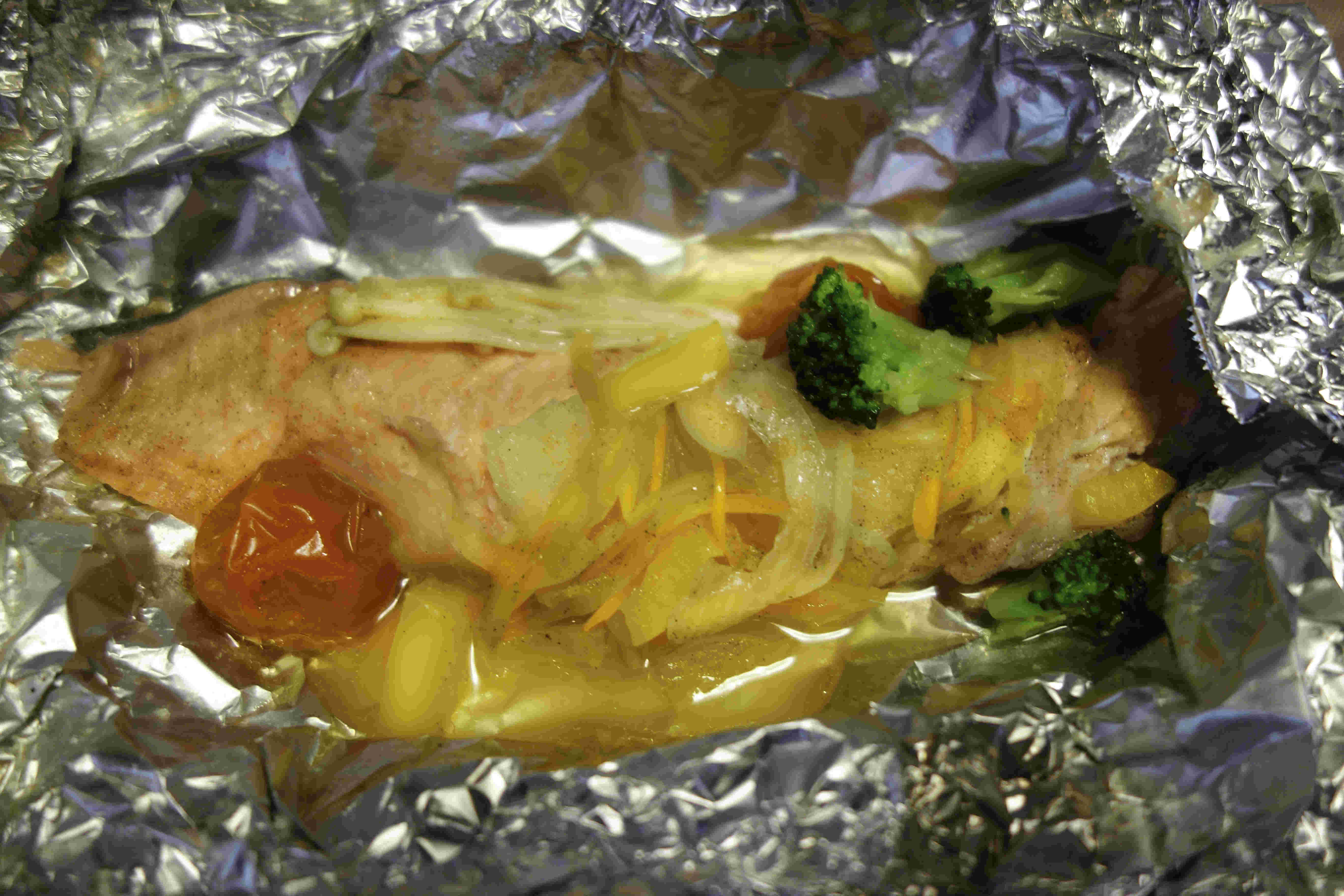 ホイルで包んで蒸し焼きにした鮭と野菜