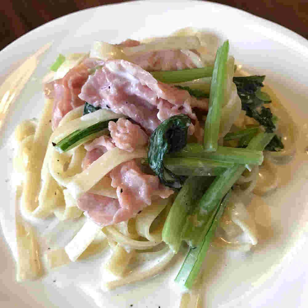 生ハムと小松菜のクリームパスタ