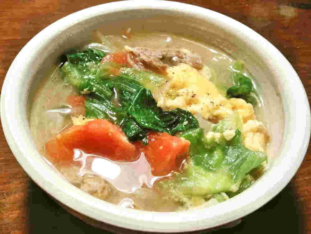 春の美味しいレタスと玉ねぎのスープのレシピ