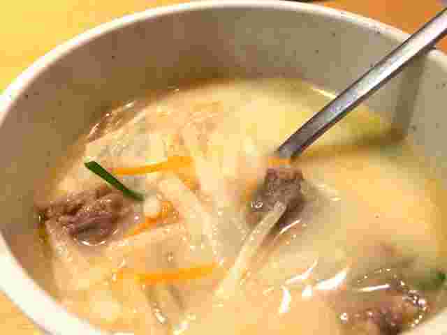 人気の牛肉スープ「ソルロンタン」