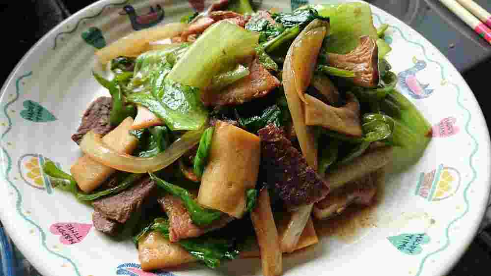 牛肉とレタスと玉ねぎのにんにく醤油炒めのレシピ