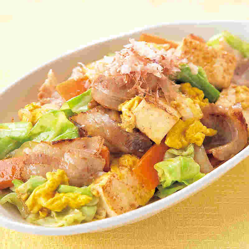 白い楕円形の器に盛られたベーコンと豆腐のチャンプルー