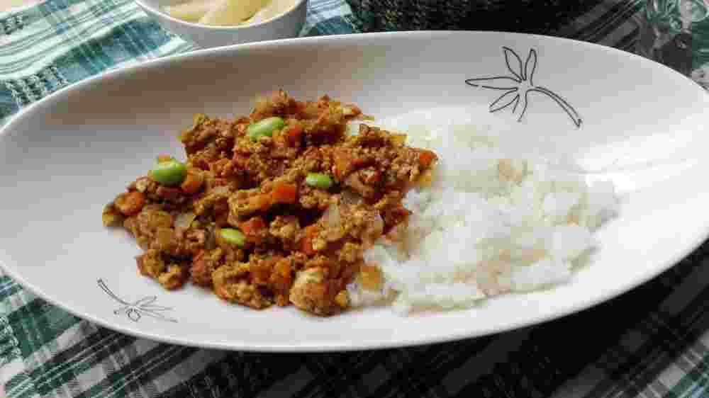 白い器に盛られた豆腐とベーコンのキーマカレー
