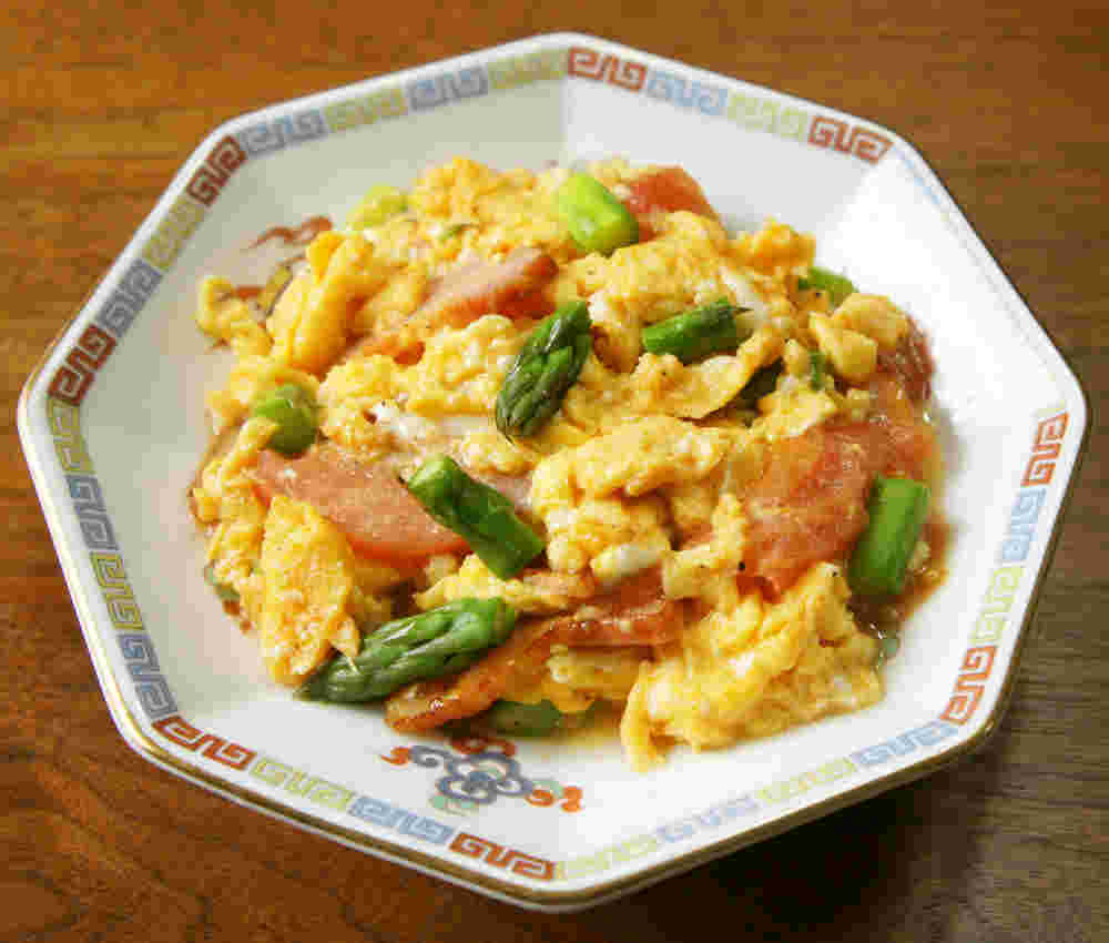 朝食におすすめのベーコンとトマトの卵とじ