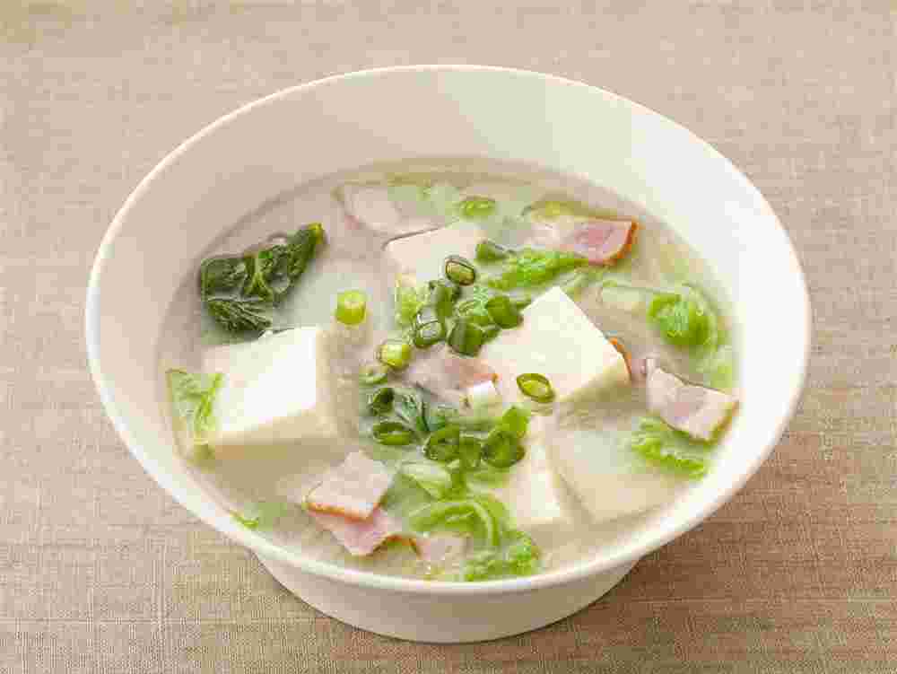 白い器に盛られたベーコン入りの白菜と豆腐の和風スープ