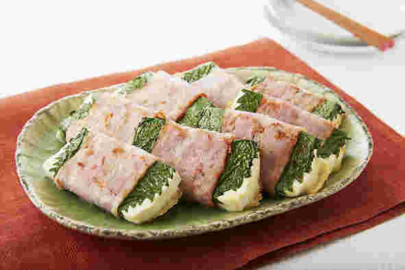 緑の器に盛られている豆腐と大葉とチーズのベーコン巻き