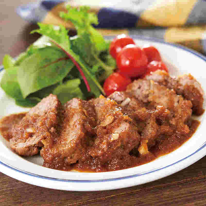 玉ねぎソースのかかった挽き肉ステーキ