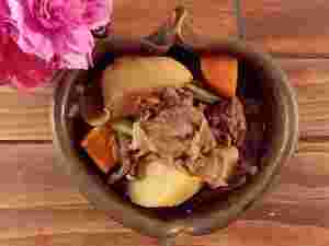 玉ねぎが入った肉じゃがの画像