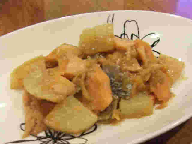 味噌で炒め生姜を添えた鮭と大根
