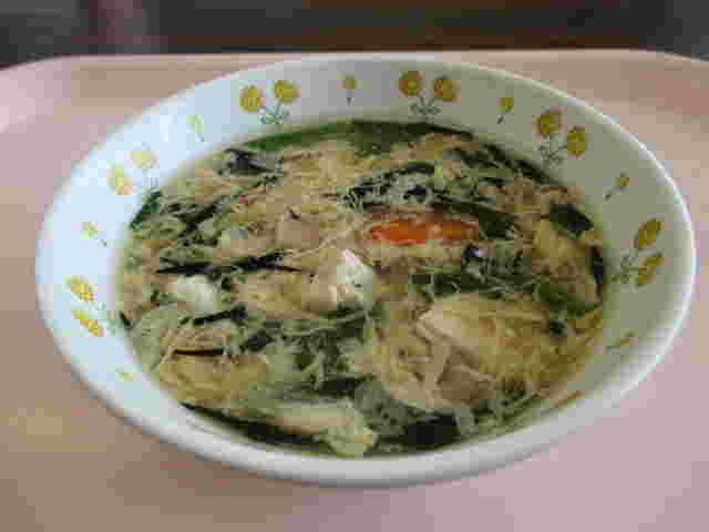ほうれん草ベーコンと卵のひじきスープ