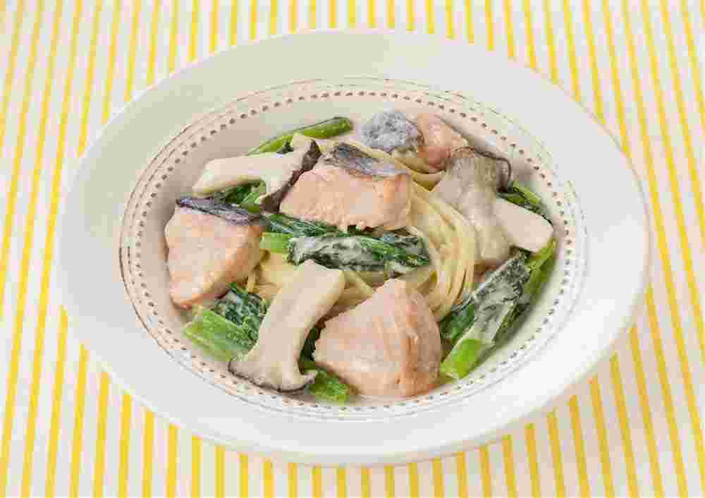 鮭と小松菜ときのこのパスタが白い器に盛られている様子
