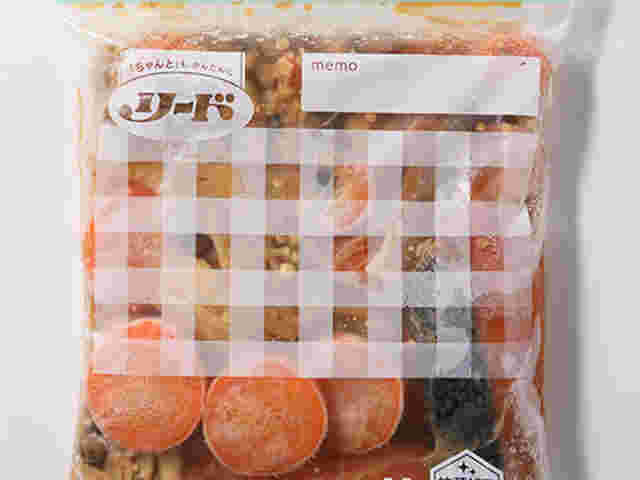 鮭のちゃんちゃん焼きを保存するために保冷バッグに入れている様子