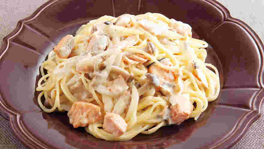 鮭としめじのクリームパスタがおしゃれな器に盛られている様子