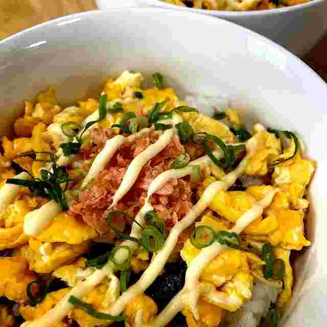 鮭フレークと炒り卵のシャケマヨたま丼
