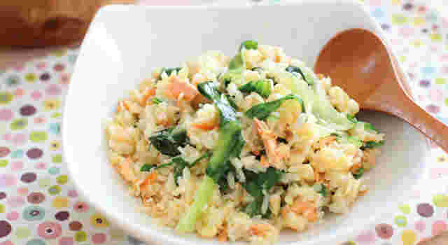 鮭とレタスにしらたきを加えたチャーハン