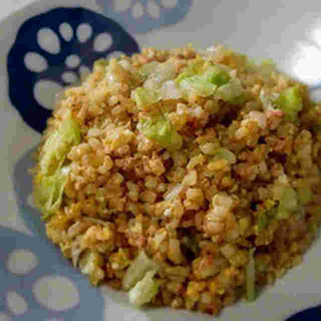 梅を混ぜた鮭レタスチャーハン
