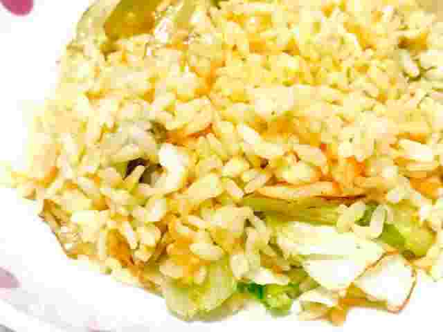 マヨネーズを加えた鮭レタスチャーハン