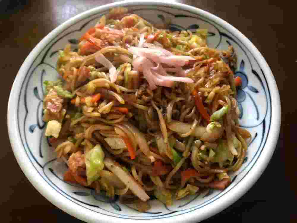 野菜が入ったベーコン入り焼きそば