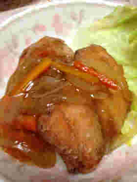 皿に盛られた野菜あんかけの鮭の竜田揚げ