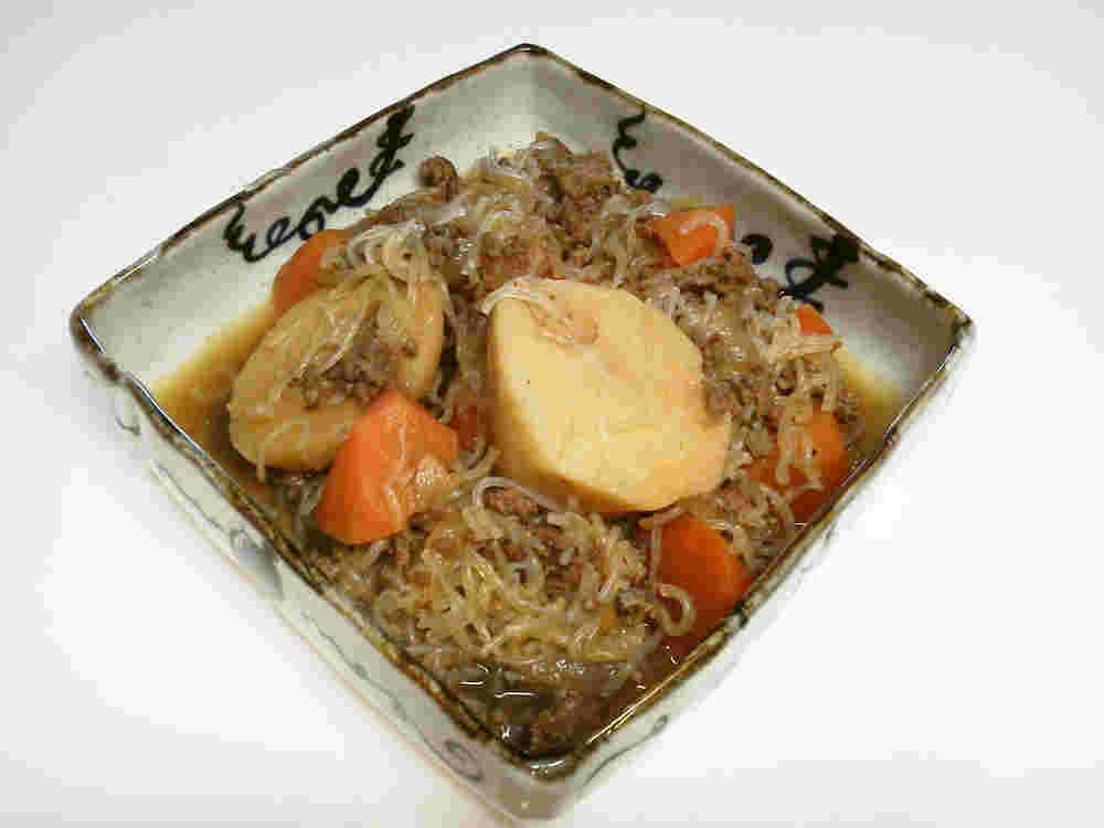 じゃがいも、ひき肉、にんじん、しらたきで作った肉じゃが