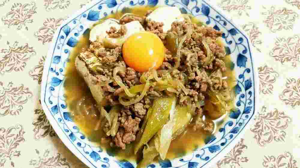 ひき肉、しらたき、焼き豆腐、ねぎで作った温玉肉豆腐