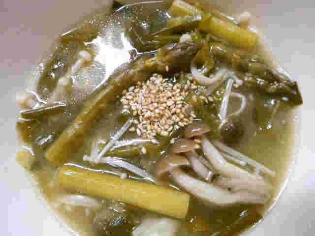 アスパラとピーマンとしめじの中華スープ