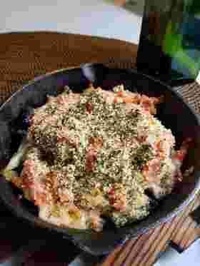 鉄なべに盛った明太子ときのこのチーズ焼き