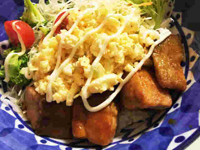 たっぷりのタルタルソースをかけた鮭の照り焼き丼
