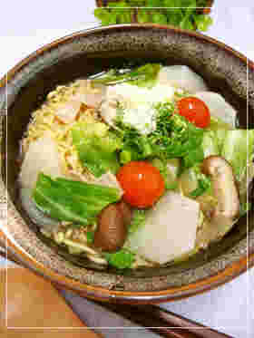洋風にアレンジした醤油味のベーコン入りインスタントラーメン