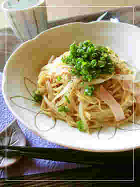 ベーコンの入ったインスタントラーメンのアレンジ混ぜ麺