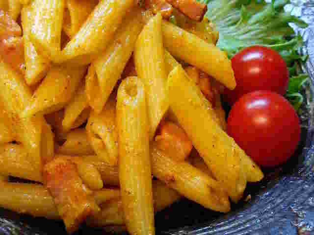 ベーコン入りのカレーマカロニサラダ