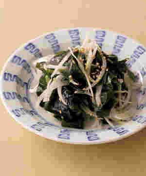 皿にのったわかめと玉ねぎのナムル