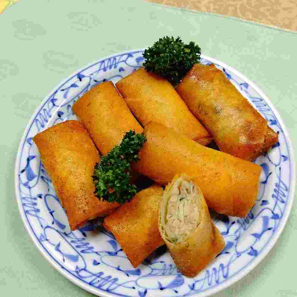 白地に青い模様のついたたけのこと海老と豚ひき肉の春巻き