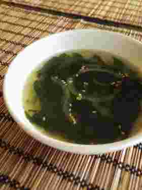 器に盛ったわかめと玉ねぎのスープ