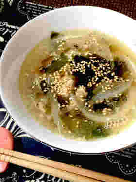 器に盛ったさば缶入りわかめと玉ねぎのスープ