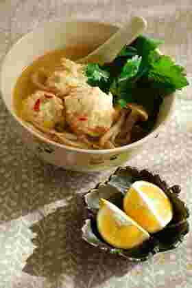 エビと鶏団子のタイ風スープ