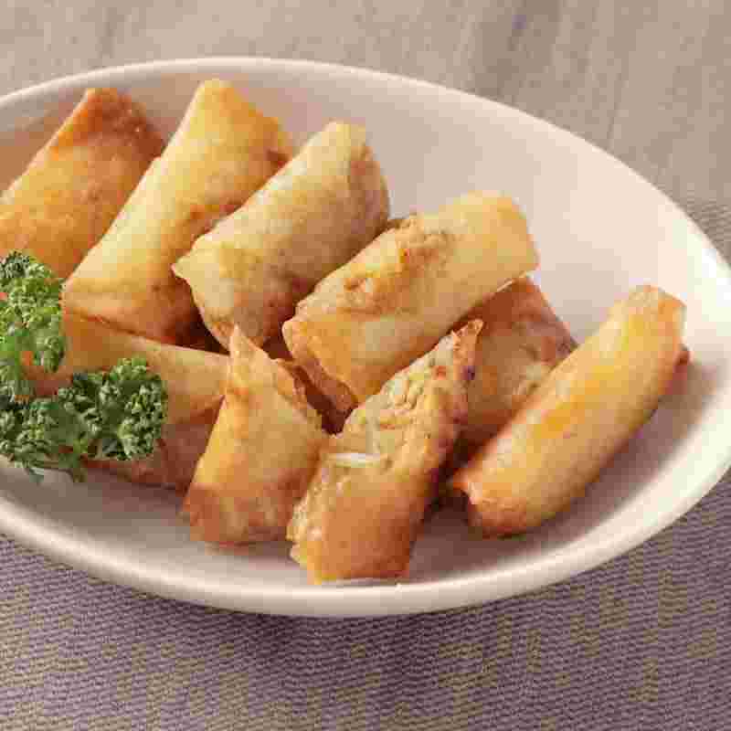 白い皿に盛られている豚ひき肉入り春巻き